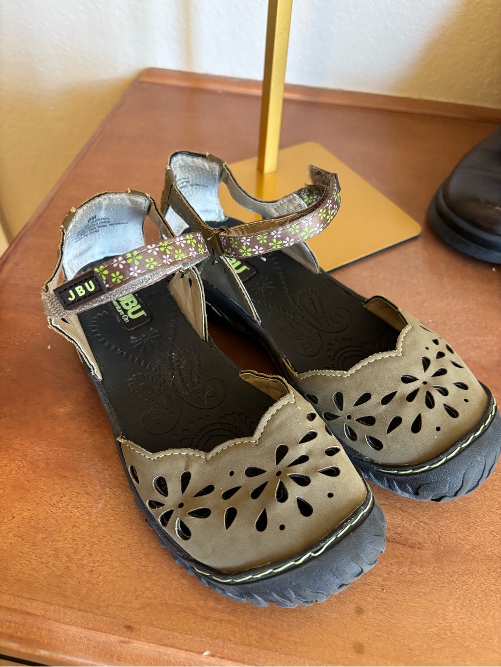 JBU Women’s Olive Green Floral-Accent Closed-Toe Sandals